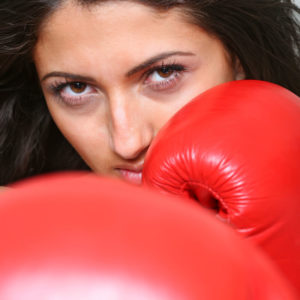 Frau mit Boxhandschuhen